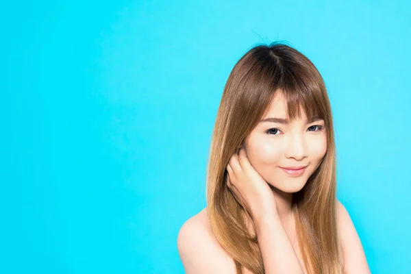 Giovane donna asiatica pensando isolato su sfondo blu . — Foto Stock