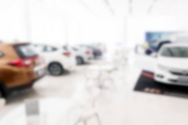 Araba Bayilik showroom beyaz arka planda arka plan bulanıklık.