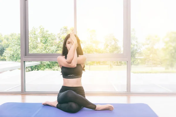 Vacker ung vältränad asiatisk kvinna gör yoga. — Stockfoto