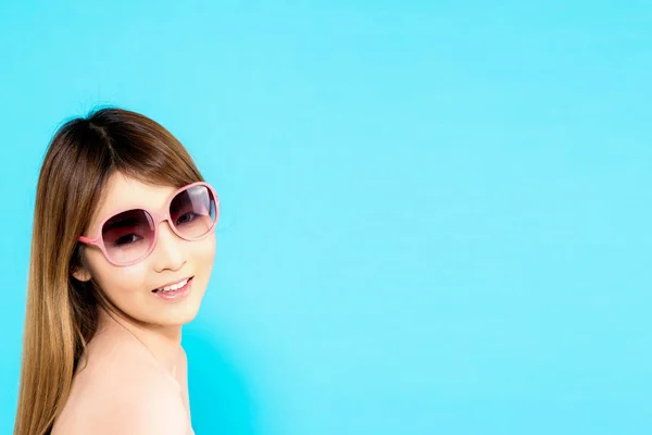 Young Asian woman with happy smile isolated on blue background. — Stock Photo, Image