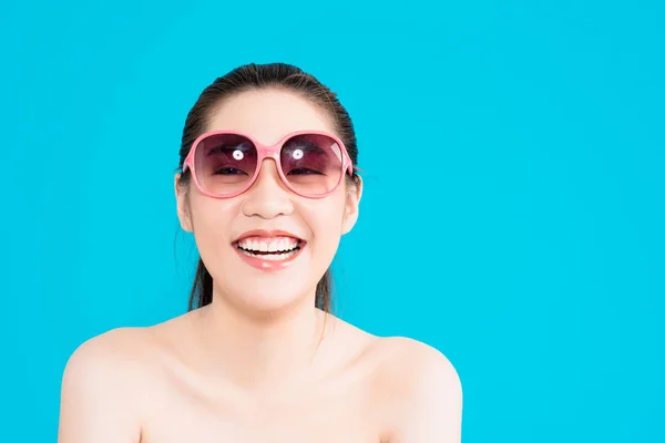 Jonge Aziatische vrouw met happy glimlach geïsoleerd op blauwe achtergrond. — Stockfoto