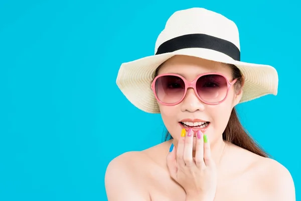 Jonge Aziatische vrouw bijten nagel geïsoleerd op blauwe achtergrond — Stockfoto