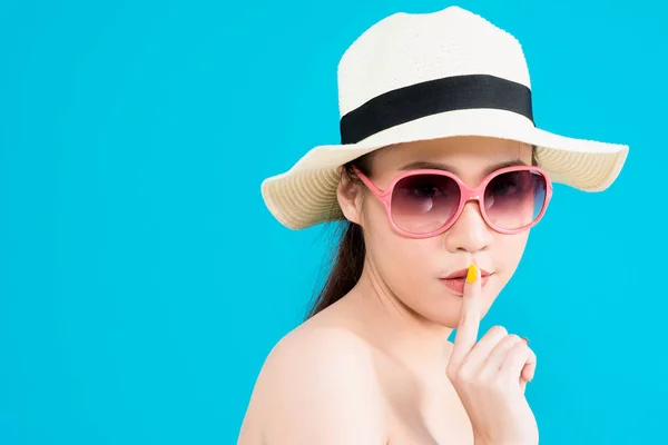 Jeune femme asiatique avec pose secrète de silence isolé sur fond bleu — Photo