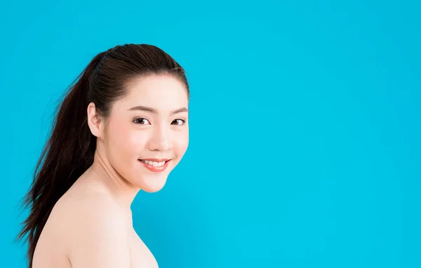 年轻的亚裔女子和孤立在蓝色背景上的幸福的微笑. — 图库照片