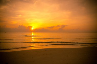 Altın güneş tropikal sıcak yaz Beach Tayland ayarla.