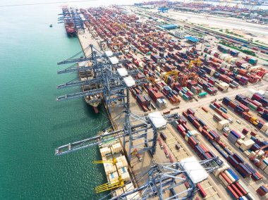 Büyük nakliye liman ürünler kargo konteyner ile havadan görünümü, 