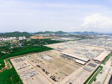 Büyük boş araba fabrika araba park, havadan görünümü yukarıdan aşağıya. 