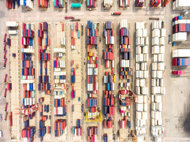 Büyük nakliye liman ürünler kargo konteyner ile havadan görünümü.