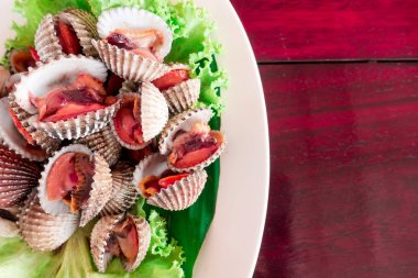 Otantik yarım kaynatın cockle salata Tay tarzında pişirilir.