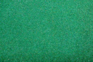 yeşil suni çim, kapıdan güneşli günde alınan görünümü aşağı üst.