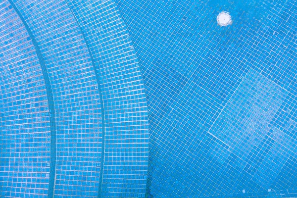 Água na piscina azul azulejos com escadas de fundo . — Fotografia de Stock