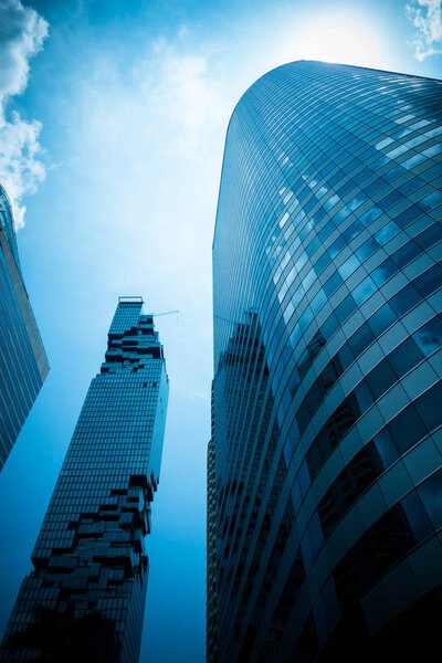 БАНГКОК, Таиланд - 21 мая 2017 года: Коммерческое офисное здание на Сатхорн-сквер и здание Бангкока Landmark Building Mahanakorn sky scraper на заднем плане
.