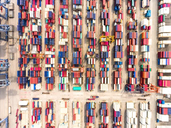 Аерофотозйомка великого морського порту з вантажними контейнерами . — стокове фото