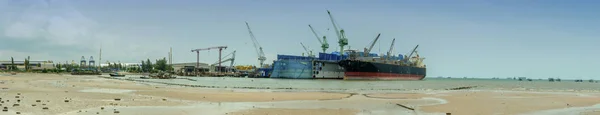 Velká loď budování webu Suchý dok s nákladní loď dock. — Stock fotografie
