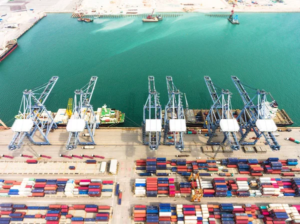 Letecký pohled na velké lodní přístav s kontejnery s nákladem zboží, — Stock fotografie