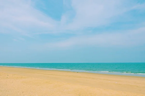 Playa vacía con arena blanca, mar tranquilo, cielo azul y espacio para copiar . —  Fotos de Stock