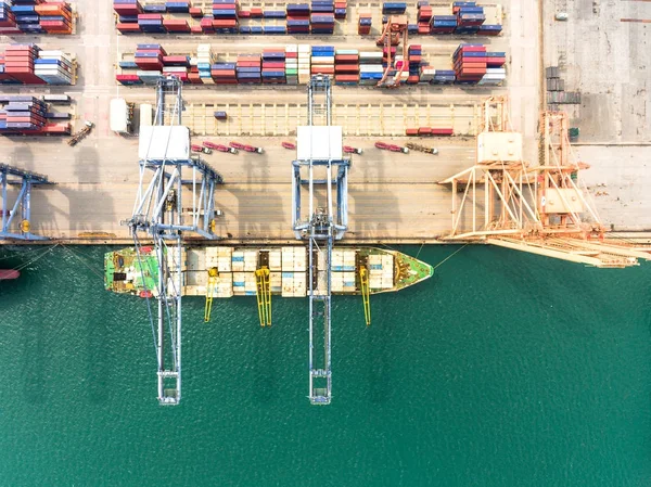 Flygfoto över stor utskeppningshamn med varor lastcontainrar, — Stockfoto