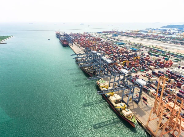 Letecký pohled na velké lodní přístav s kontejnery s nákladem zboží, — Stock fotografie