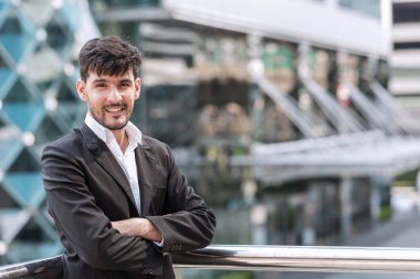 Kendine güvenen genç iş adamı portre kavramı. 