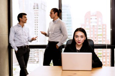 Office dedikodu kavramı. Güzel hakkında konuşan iki yakışıklı adam 