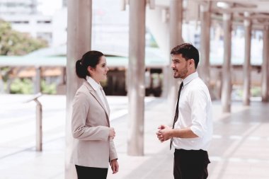 İki iş ekibi konuşuyor. Yakışıklı beyaz erkek kadın iş kadın açık portre ile konuşuyor. Genç kariyer kavramı.