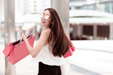 Kentsel şehir kavramı modern tek kadın shopper.