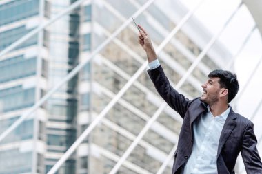 Sonraki büyük fikir kavramı hakkında düşünme. Kalem ve kağıt klasör ile yeni ürün fikirleri hakkında düşünme genç iş sahibi. Finansal arka planda bina ile açık alınan.