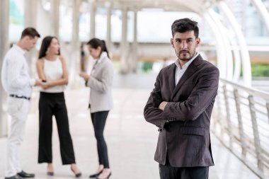 Kendine güvenen genç iş takım portre kavramı. Smart casual elbise portre ile onun takım arka planda, kavram başarılı modern başlatmak açık yakışıklı beyaz erkek.