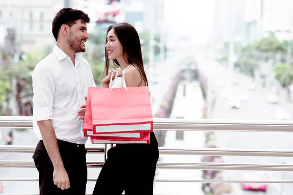 Pareja feliz animando después de un duro día de compras en venta enorme — Foto de Stock