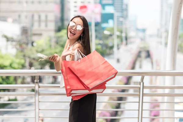 Moderna donna single shopper nel concetto di città urbana . — Foto Stock