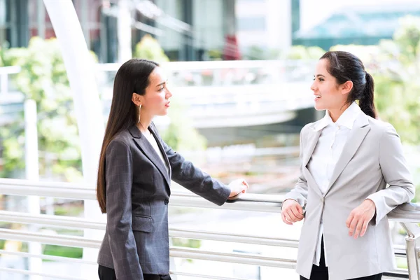 Dos mujer de negocios seguros hablando al aire libre . — Foto de Stock