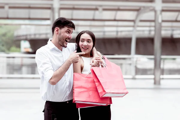 Couple Heureux Parler Après Une Dure Journée Vente Énorme Shopping — Photo