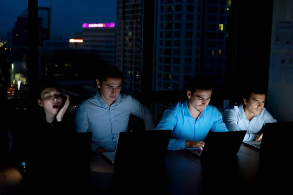 Çalışan fazla mesai kavramı. Grup genç iş takım çalışma m