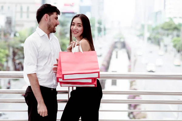 Pareja feliz animando después de un duro día de compras en venta enorme — Foto de Stock