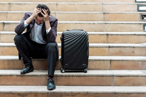 Stress aus schönen weißen männlichen Geschäftsmann oder Verkäufer sitzen — Stockfoto