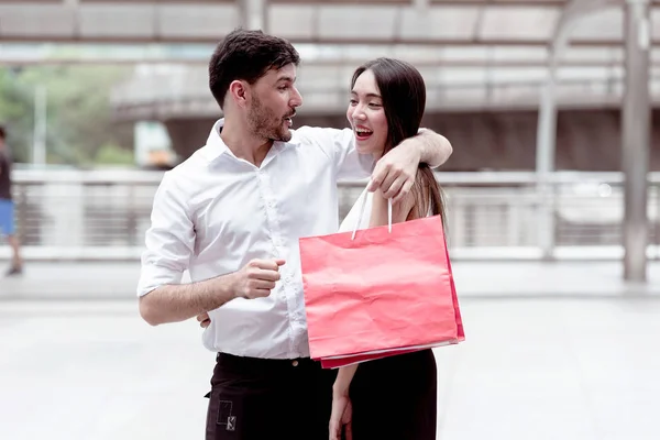 Щаслива пара підбадьорює після важкого дня величезних продажів покупки в — стокове фото