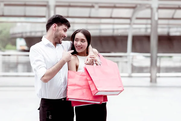 Coppia Felice Che Parla Dopo Una Dura Giornata Enormi Acquisti — Foto Stock