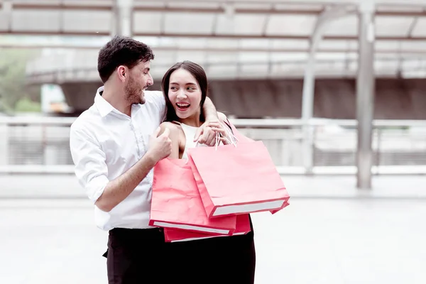 Pareja Feliz Hablando Después Duro Día Grandes Compras Venta País — Foto de Stock