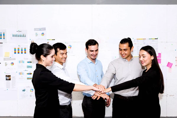 Obchodní tým úspěšný koncept. Skupina mladých obchodního týmu drží — Stock fotografie