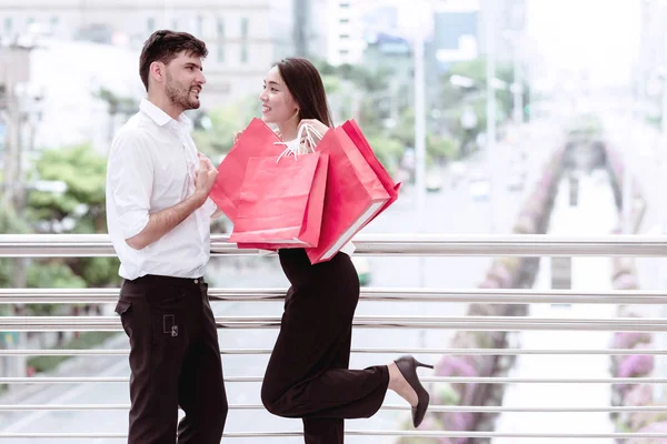 Couple heureux acclamant après une dure journée de vente énorme shopping dans — Photo
