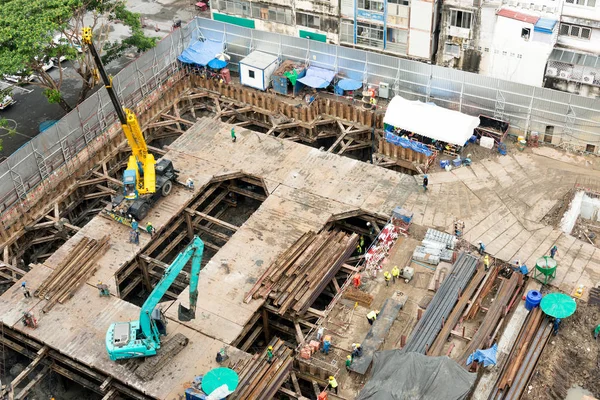 Vista superior de una gran obra de construcción en ciudad urbana . — Foto de Stock