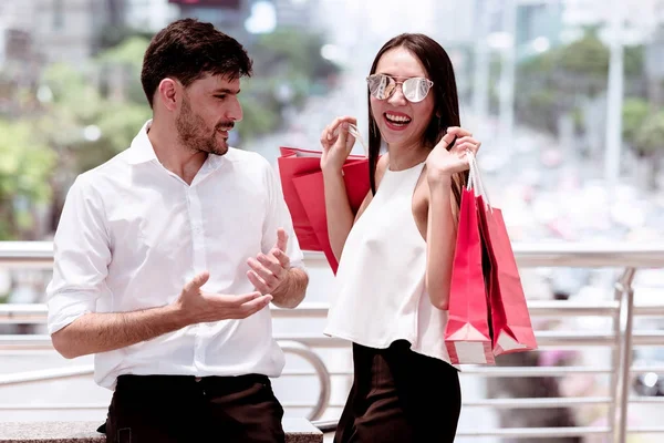 Pareja Discuten Después Duro Día Grandes Compras Venta País Asiático —  Fotos de Stock