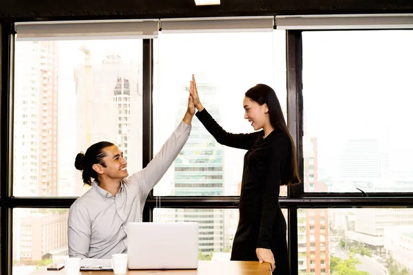 Futuro concepto de líder empresarial. joven equipo de negocios con handsom — Foto de Stock