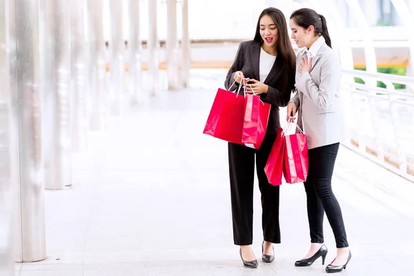 Two Beautiful Girls Shopping Together Asian Woman White Girl Smartly — Stock Photo, Image