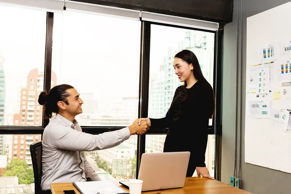 Zukünftiger Unternehmensführer Konzept. Junges Geschäftsteam mit Handschlag — Stockfoto