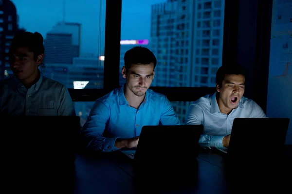 Övertidskoncept Grupp Unga Business Team Arbetar Sent Kvällen Mötesrum Försöker — Stockfoto