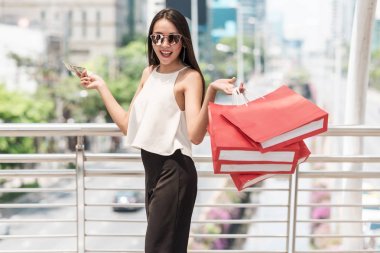 Kentsel şehir kavramı modern tek kadın shopper.