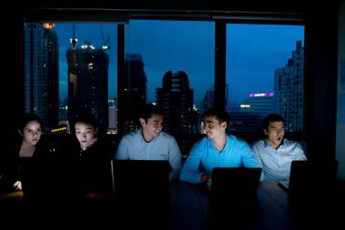 Çalışan fazla mesai kavramı. Grup genç iş takım çalışma m