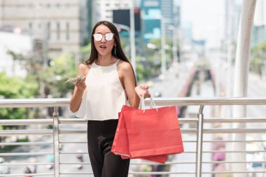 Kentsel şehir kavramı modern tek kadın shopper.
