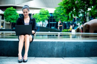 Genç iş lideri çevik çalışma kavramı. Genç iş kadını